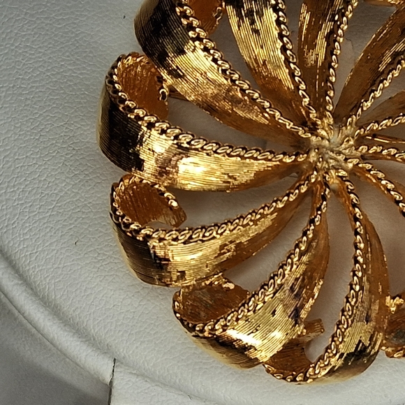 Anne Klein AK Signed Gold Toned Round Circular Ribbon Brooch Sun Burst Swirl - Picture 5 of 9